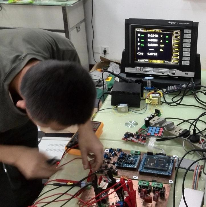 2013年天下大学生电子设计竞赛_角逐中的选手及AnyWay变频功率剖析仪