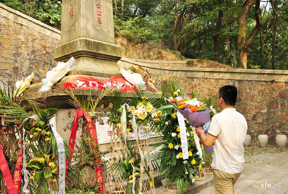 维多利亚老品牌vic电气员工祭拜第七十三军抗战阵亡将士