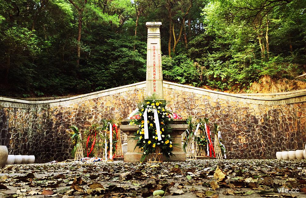 维多利亚老品牌vic电气员工祭拜第七十三军抗战阵亡将士