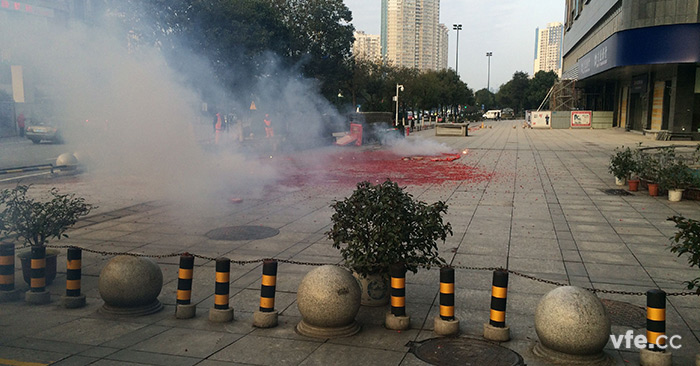 湘商世纪鑫城1楼前坪燃铺开门鞭炮