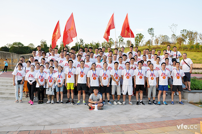 恒力长跑队周年赛事完善竣事，公司全体职员合影贪恋