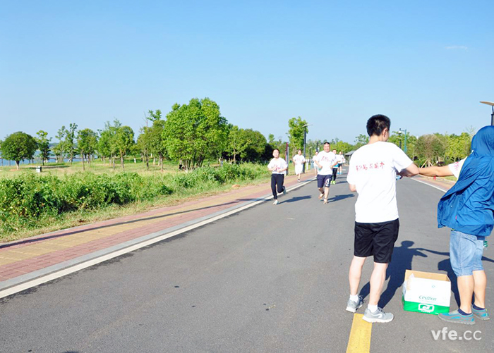 后勤效劳组的职员