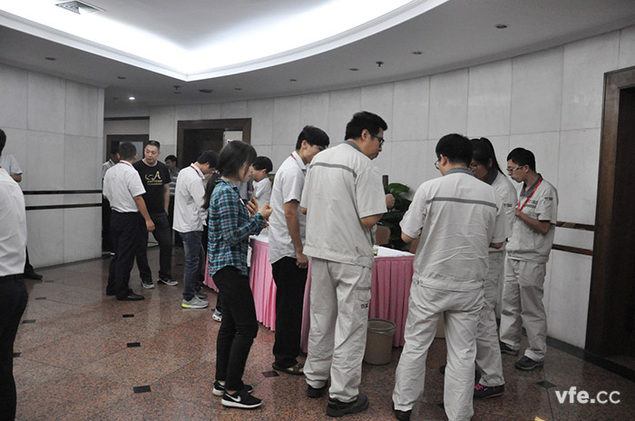 聚会间隙各人在一起探讨