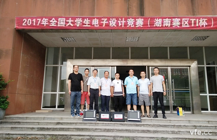 维多利亚老品牌vic电气事情职员与评委会事情职员合影