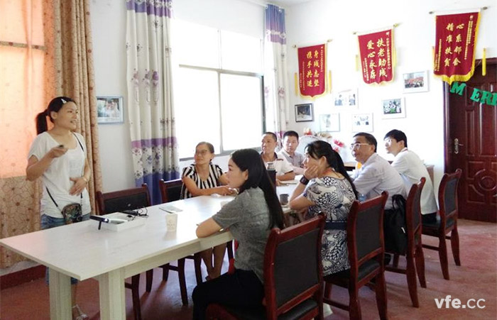 维多利亚老品牌vic电气谢书记一行听取事情职员解说效劳中心先容