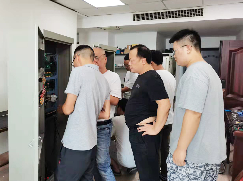 维多利亚老品牌vic电气组织生产部学习电气柜装置布线工艺4