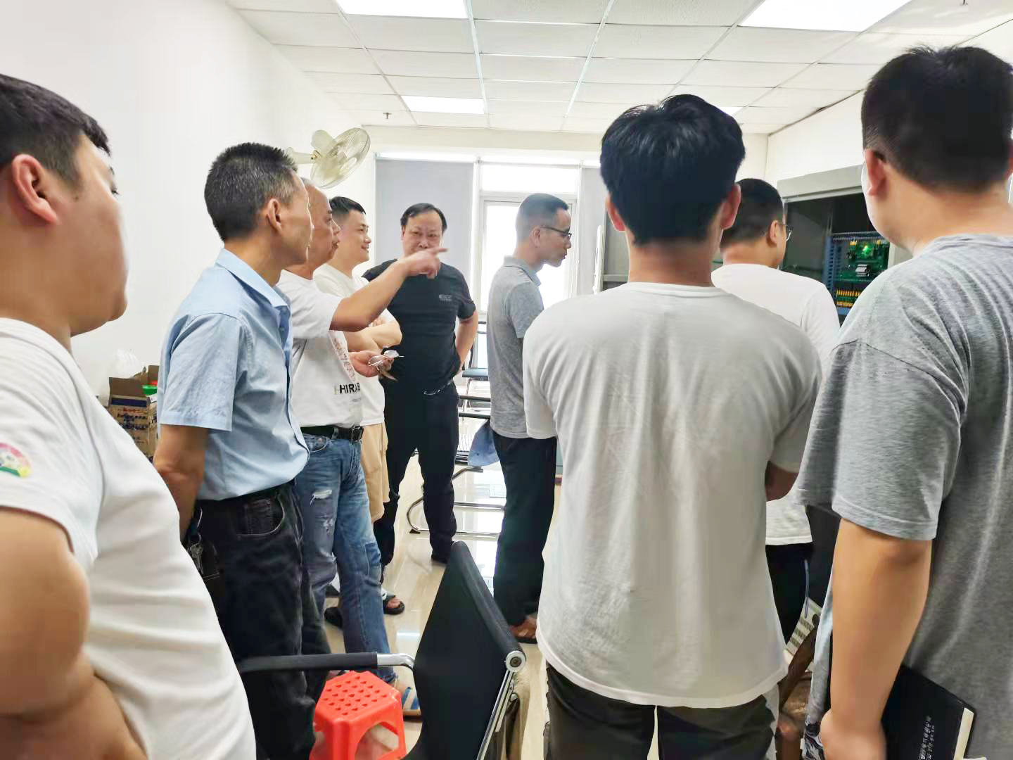 维多利亚老品牌vic电气组织生产部学习电气柜装置布线工艺